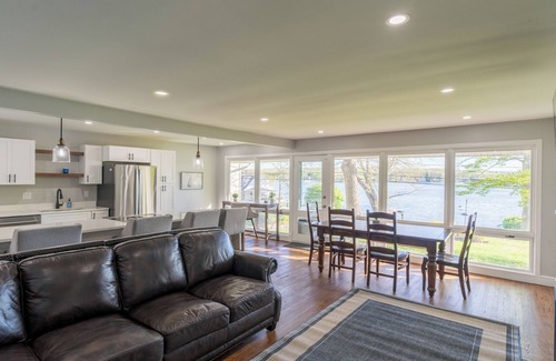 Columbia House | Stunning Lakeside Retreat