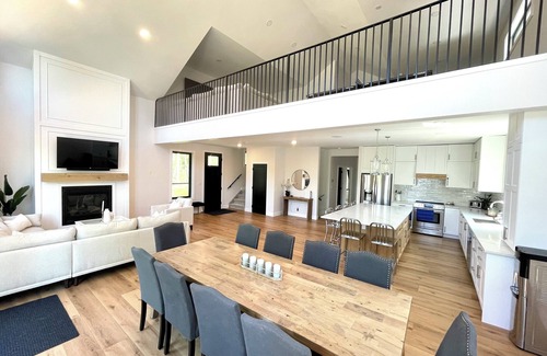 Silver Sands Cottage | Stunning Lakeview Cottage at Lake Ilse * Games Room * 5 mins to Seba - Sleeps 15