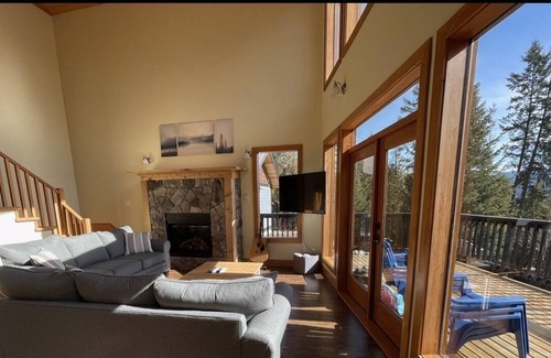 Celista House | Stunning lakeview home in the North Shuswap