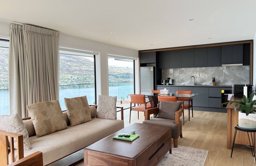 Frankton Apartment | Stunning Lakeview QT Holiday House