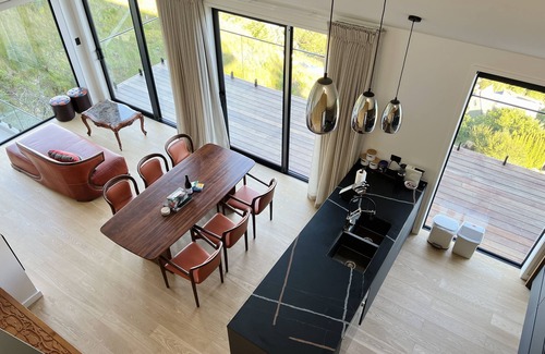 Frankton Apartment | Stunning Lakeview QT Holiday House