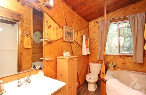 Lanark Highlands House | Stunning Lakeview Waterfront Cottage