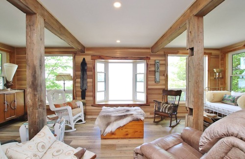 Lanark Highlands House | Stunning Lakeview Waterfront Cottage