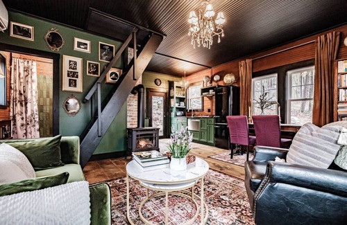 Bridgton House | Stunning Library Tiny Home *Private Hot Tub*King Bed*Minutes to Lakes & Hiking
