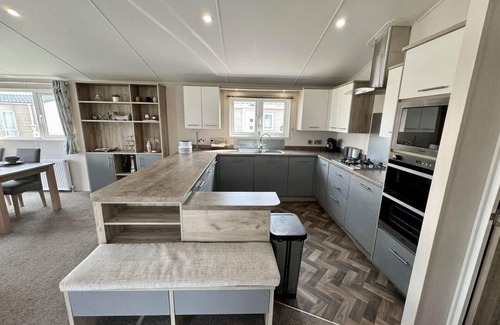Swalecliffe Cabin | Stunning lodge at Seaview Holiday Park in Kent ref 47012PB