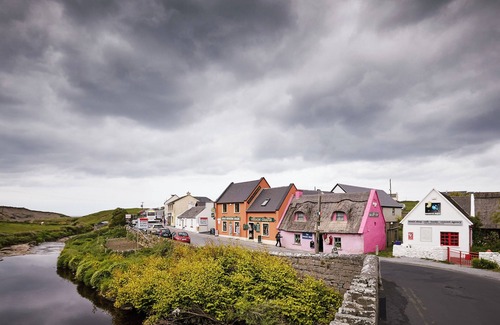 Doolin House | Stunning Lodge with Private Hot Tub in Doolin Village, beside Cliffs of Moher.