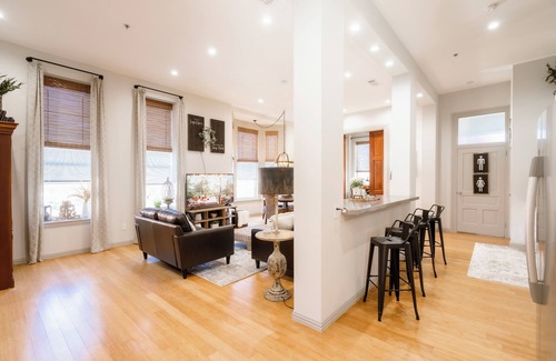 Kaufman Apartment | Stunning Loft On the Square