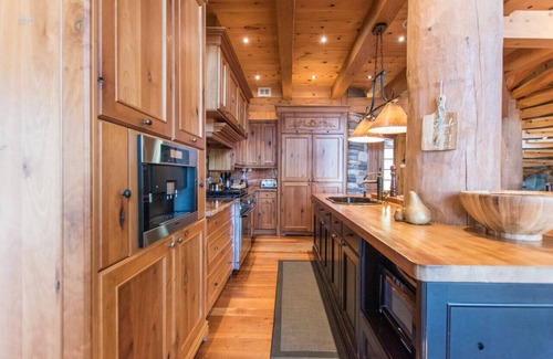 McDougall House | Stunning Log Cabin on 123 Acres