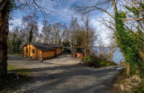 Garrykennedy House | Stunning log cabin on the lake