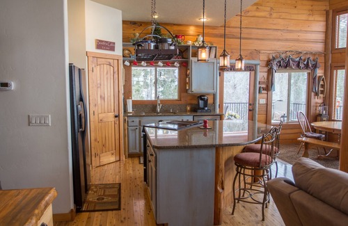 Garden Valley Cabin | Stunning Log Cabin w/Hot Tub, 3 Kings+ 4 BRms & loft - 2 flat screen TV's
