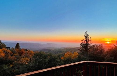 Phoenix Lake-Cedar Ridge Ski Chalet | Stunning Log Cabin with Great Views, Firepit, Deck near Twain Hart