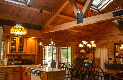 East Jewett House | STUNNING LOG HOME Colgate Lake! Kayaks & SUP Included! Very Private!