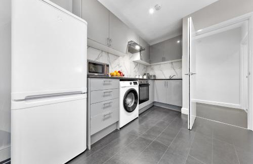 High Barnet Apartment | Stunning London 1-Bedroom Flat - Sleeps 4 - Parking Available - Save 20 Percent on Extended Stays - Central Location! Instant Book!