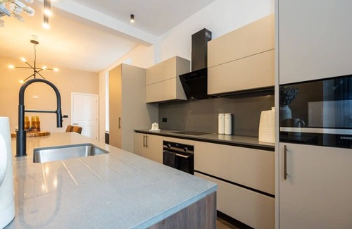 Manchester House | Stunning Luxury Spacious 5-Bedroom Home Nr City