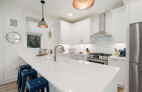 Seaside Cottage | Stunning Luxury Guest Cottage in Seaside! Close to pool + 2 Adult Bikes!