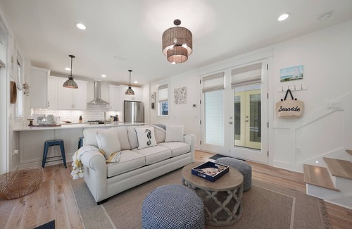 Seaside Cottage | Stunning Luxury Guest Cottage in Seaside! Close to pool + 2 Adult Bikes!