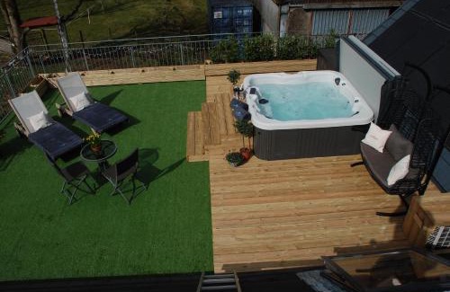 Perth House | Stunning Luxury Duplex with Hot Tub and AirCon