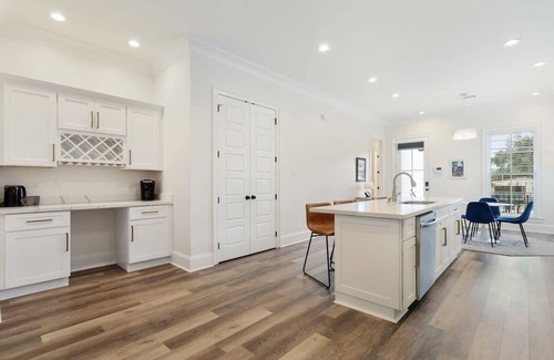 Leonidas House | Stunning Luxury Home 2 Blocks From Streetcar!