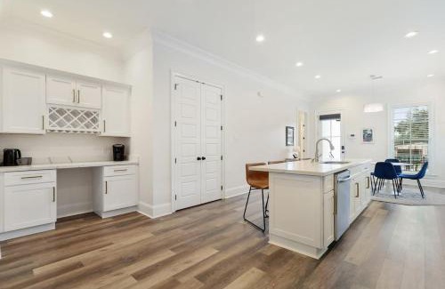 Leonidas House | Stunning Luxury Home 2 Blocks From Streetcar