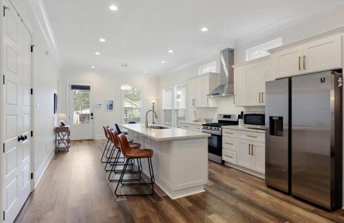 Leonidas House | Stunning Luxury Home 2 Blocks From Streetcar