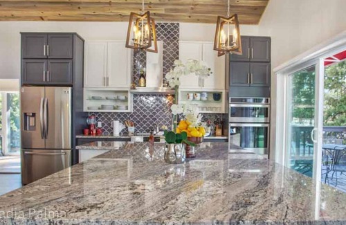 Breckenridge Heights House | ⭐️Stunning Luxury Remodel, 5 min town, hot tub, near shuttle route! New kitchen