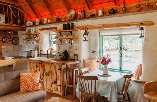 Oughterard Apartment | Stunning Luxury Thatched cottage not far from Galway City & Connemara - Hot Tub & Sauna