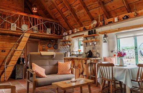 Oughterard Apartment | Stunning Luxury Thatched cottage not far from Galway City & Connemara - Hot Tub & Sauna