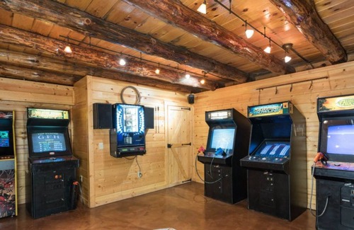 Keene House | Stunning Luxury Lodge in the Heart of Ohio- 7000 square feet of enjoyment!