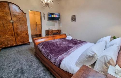 Prestwich House | Stunning Luxury Vintage Duplex with Parking