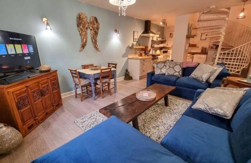 Prestwich House | Stunning Luxury Vintage Duplex with Parking