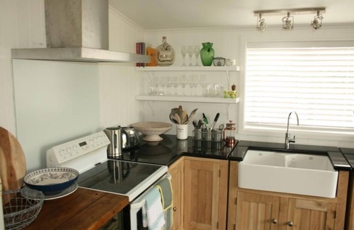 Te Awanga Cottage | Stunning magazine-featured Crabtree Cottage