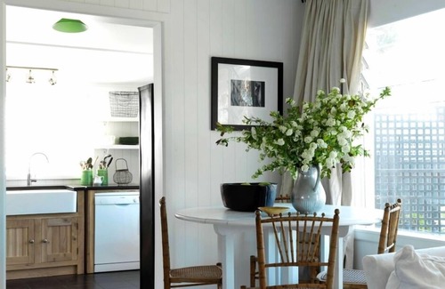 Te Awanga Cottage | Stunning magazine-featured Crabtree Cottage