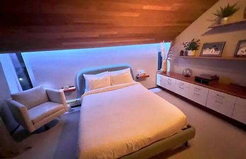 Kitsilano Apartment | Stunning MCM Kitsilano Penthouse with Private Hot Tub!