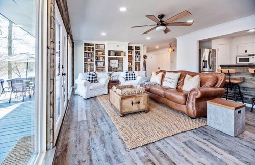 Raleigh House | 》Stunning Memphis Lake Front Home《