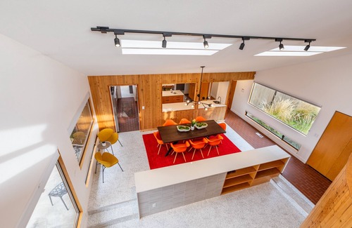 Moses Lake House | Stunning Mid-Century Inspired Lake House, Private Pool, Jet-ski & Boat Dock!