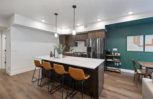 People's Freeway Condo | Stunning MidCentury Condo in SLC w/Parking