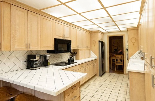 Menlo House | Stunning Midcentury modern home-sleeps 14! 24 private acres: rest-relax-explore