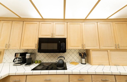 Menlo House | Stunning Midcentury modern home-sleeps 14! 24 private acres: rest-relax-explore