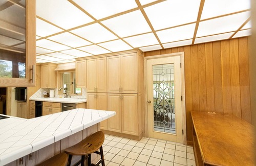 Menlo House | Stunning Midcentury modern home-sleeps 14! 24 private acres: rest-relax-explore