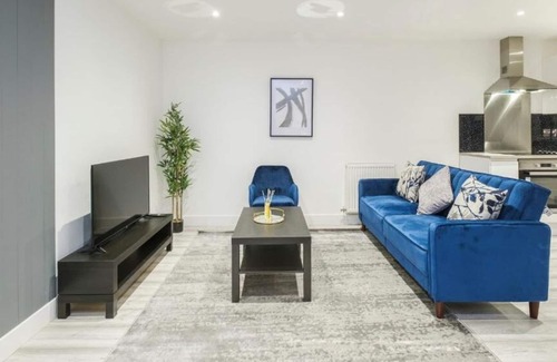Southend-on-Sea Apartment | Stunning & Modern 1BR City Centre Near High Street by Luxiety Stays