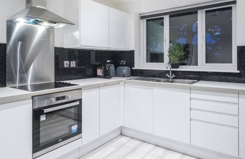 Southend-on-Sea Apartment | Stunning & Modern 1BR City Centre Near High Street by Luxiety Stays