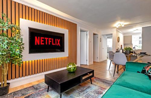 Tea Green Apartment | STUNNING MODERN Apartment Near AIRPORT & CENTRE, FREE PARKING, AMAZING LED MEDIA WALL & LUXURY MASTER BEDROOM