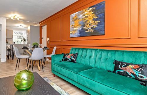 Tea Green Apartment | STUNNING MODERN Apartment Near AIRPORT & CENTRE, FREE PARKING, AMAZING LED MEDIA WALL & LUXURY MASTER BEDROOM