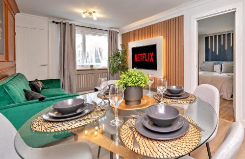 Tea Green Apartment | STUNNING MODERN Apartment Near AIRPORT & CENTRE, FREE PARKING, AMAZING LED MEDIA WALL & LUXURY MASTER BEDROOM