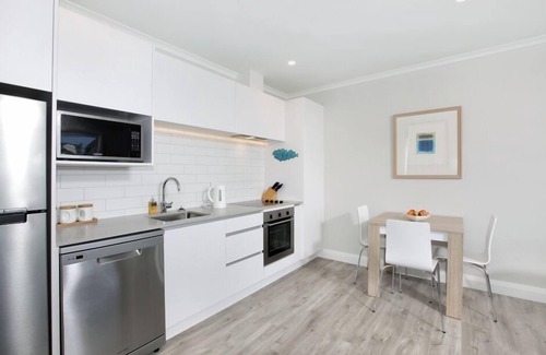 Arkles Bay Apartment | Stunning modern beachfront apartment