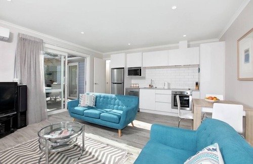 Arkles Bay Apartment | Stunning modern beachfront apartment