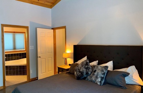 Highland Grove Cottage | Stunning, Modern Waterfront Cottage on Beautiful Baptiste Lake