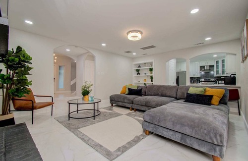 Houston House | Stunning Modern Dream Home, 5-BD, Sleeps 14