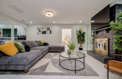 Houston House | Stunning Modern Dream Home, 5-BD, Sleeps 14