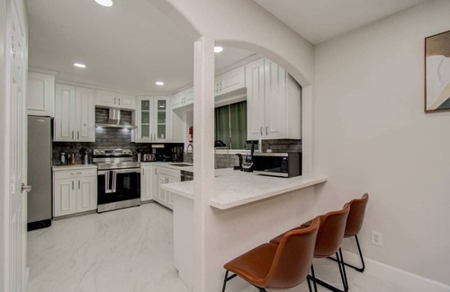 Houston House | Stunning Modern Dream Home, 5-BD, Sleeps 14